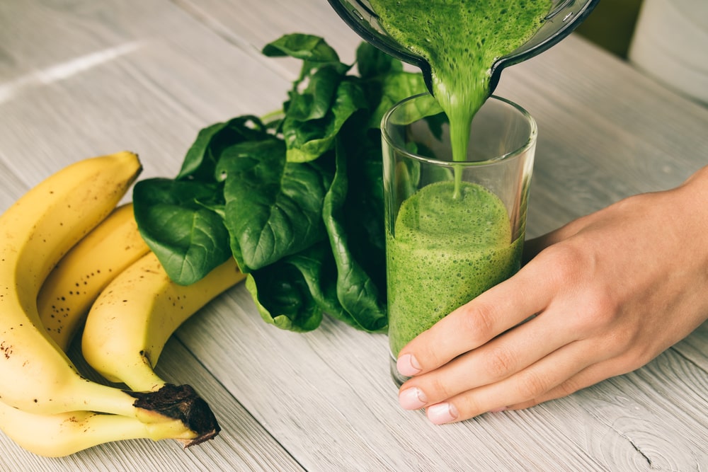 Nalévání špenátového smoothie s banánem do sklenice